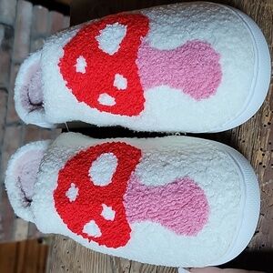 🔥LAST PAIR🔥 MUSHROOM SLIPPERS